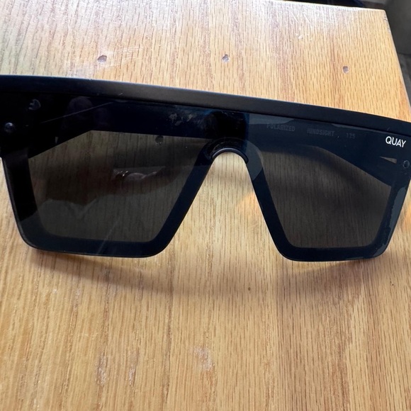 Quay Australia Dark Frame Sunglasses - Picture 1 of 1